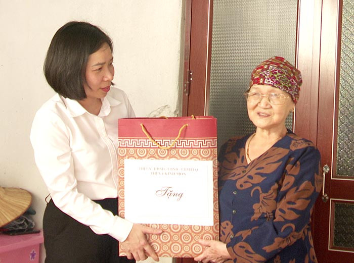 Kinh Môn tặng quà người cao tuổi có hoàn cảnh đặc biệt khó khăn